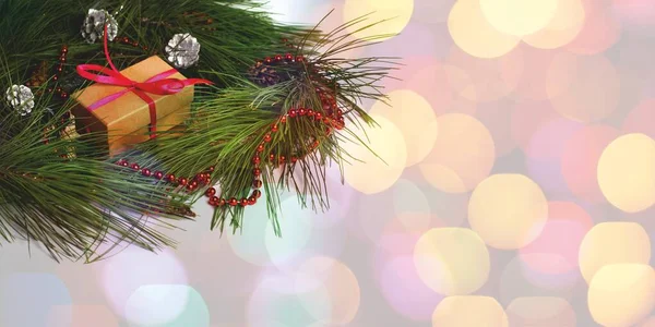 크리스마스와 새해 연휴를 배경으로 한다. 크리스마스 구성에 나뭇가지가 있어. 선물 상자. 반짝이는 빛 이 뒤로 비추고 있습니다. 텍스트 공간. 현수막, 엽서. — 스톡 사진
