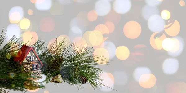 크리스마스와 새해 연휴를 배경으로 한다. 크리스마스 구성에 나뭇가지가 있어. 반짝이는 빛 이 뒤로 비추고 있습니다. 텍스트 공간. 현수막, 엽서. — 스톡 사진