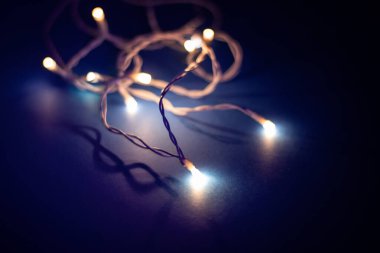 Soyut mavi arkaplan ve çelenk. Kartpostal, Noel ya da yeni yıl afişi.