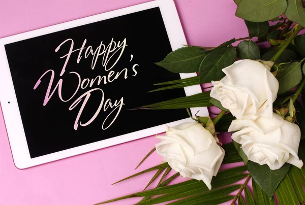 8 mars Internationella kvinnodagen med vita rosor blommor, pryl och text. Rosa bakgrund. Utsikt ovanifrån. — Stockfoto