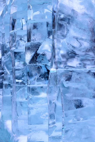 El fondo abstracto de la estructura de hielo. Escultura de hielo de cerca. formas de hielo transparente azul . —  Fotos de Stock