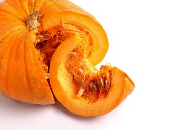 Balkabağı ve bir dilim balkabağı beyaz arka planda izole edilmiş. Uzayı kopyala Metnin için yer.