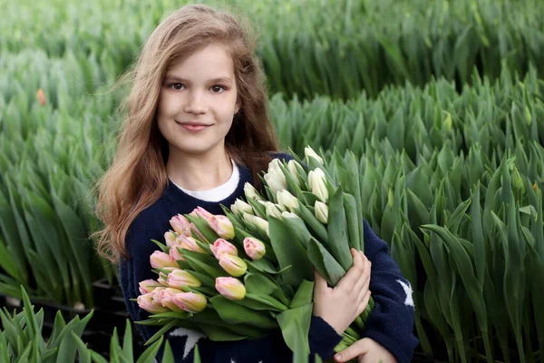 Meisje Met Een Boeket Tulpen Een Bloemist Tuinman Houdt Een — Stockfoto