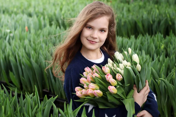 Дівчина Тримає Букет Тюльпанів Флористичний Садівник Тримає Букет Квітів Стоячи — стокове фото