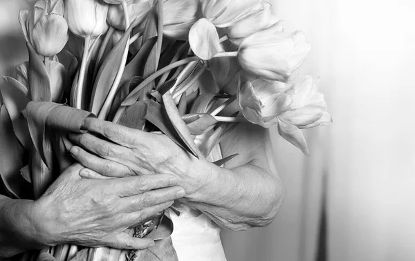 Χέρια Μιας Ηλικιωμένης Γυναίκας Που Κρατάει Μπουκέτο Λουλουδιών Ιδέα Για — Φωτογραφία Αρχείου