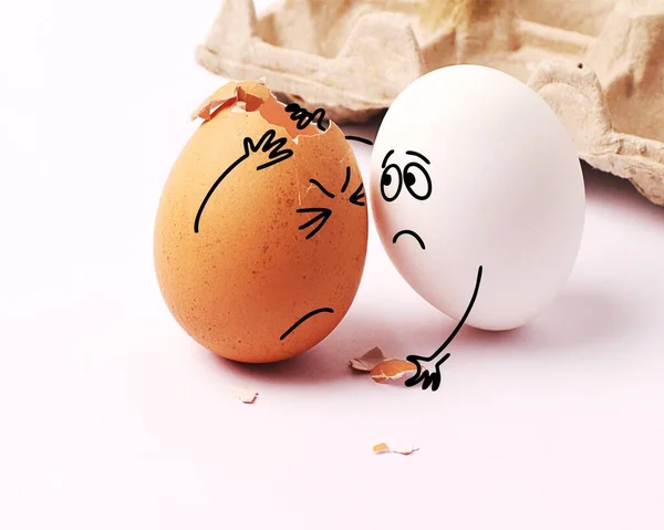 Yüzleri çizilmiş iki komik beyaz yumurta. Paskalya. Komik yüzlü yumurtalar. Kırık yumurta. Başım ağrıyor. Bir sürü sorun. Yazık, kaygı.