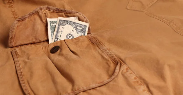 Finansal kriz. Ceketimin cebinden birkaç dolar çıktı. Küçük harcamalar için cep harçlığı. Ceketimin cebinde iki dolarlık banknotlar var. Boşluğu kopyala