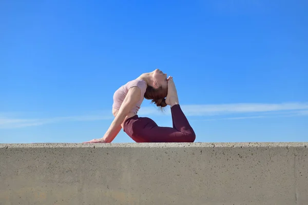 Portrait Fit Woman Who Practices Yoga Outdoors Woman Practicing Asanas — Stock Photo, Image