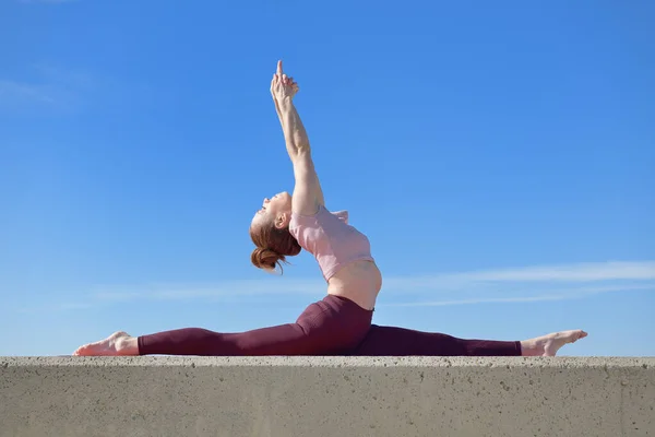 Portrait Fit Woman Who Practices Yoga Outdoors Woman Practicing Asanas — Stock Photo, Image