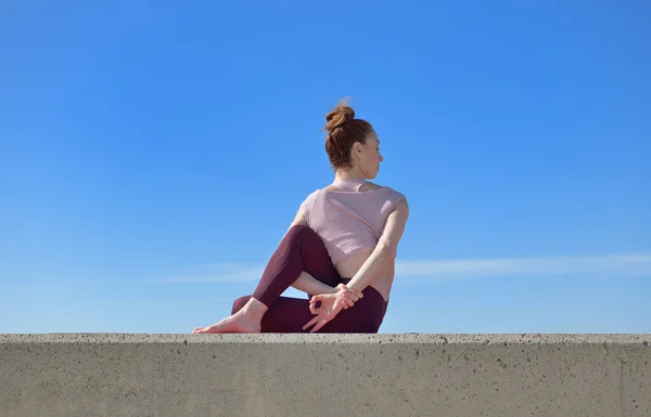 Portrait Fit Woman Who Practices Yoga Outdoors Woman Practicing Asanas — Stock Photo, Image