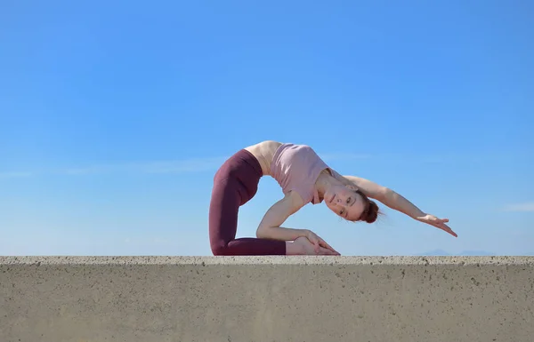 Açık Havada Yoga Yapan Sağlıklı Bir Kadının Portresi Güneşli Bir — Stok fotoğraf