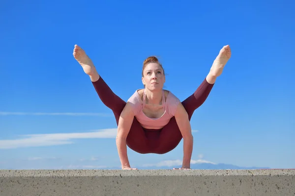 Portrait Fit Woman Who Practices Yoga Outdoors Woman Practicing Asanas — Stock Photo, Image