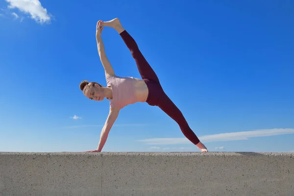 Açık Havada Yoga Yapan Sağlıklı Bir Kadının Portresi Güneşli Bir — Stok fotoğraf