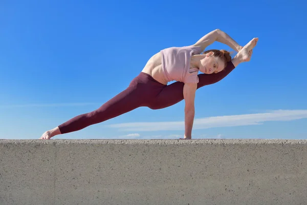 Açık Havada Yoga Yapan Sağlıklı Bir Kadının Portresi Güneşli Bir — Stok fotoğraf