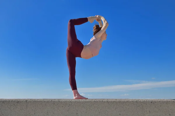 Açık Havada Yoga Yapan Sağlıklı Bir Kadının Portresi Güneşli Bir — Stok fotoğraf