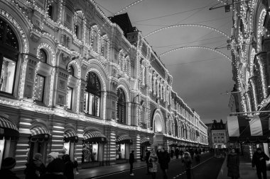 Akşamları GUM 'un yanında yürü. Sokak fotoğrafı.