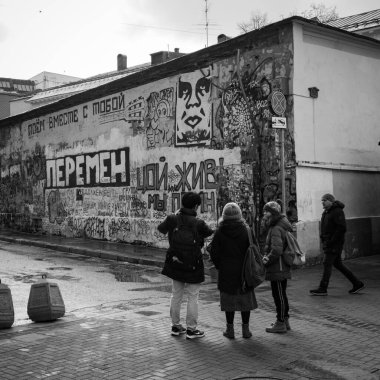 Moskova 'daki Arbat' ta Tsoi Duvarı. Turistler çekimin fotoğraflarını çekiyorlar. Sokak fotoğrafı.