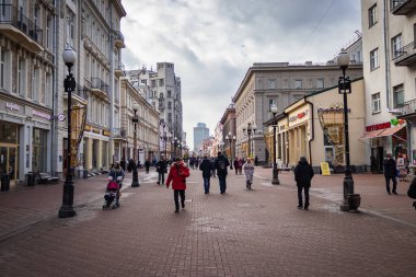 Serin bir bahar gününde Arbat Caddesi 'nde. Sokak fotoğrafı.