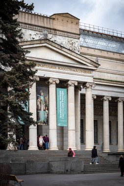 Puşkin Güzel Sanatlar Müzesi 'nin ana girişi. Moskova.