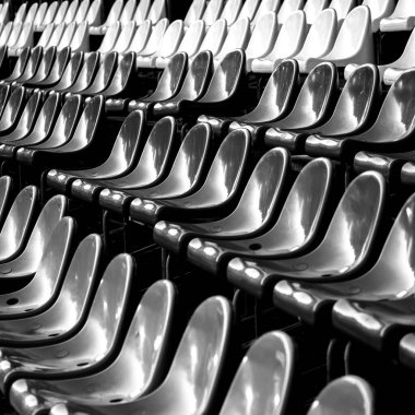 Futbol stadyumunda boş tribünler. Maçı bekliyorum. Sokak fotoğrafı. Moskova, Rusya.
