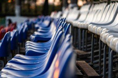 Üniversite stadyumunun tribünleri. Maçı bekliyorum. Sokak fotoğrafı, Moskova..