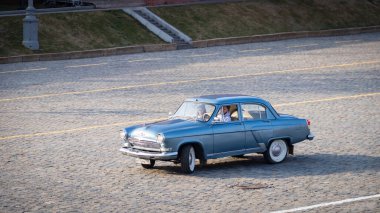 Kızıl Meydan 'dan retro bir arabayla geç. Sokak fotoğrafı, gazetecilik..