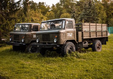 Paintball oynamak için Moskova Bölgesi, Rusya 'daki bir eğitim sahasında askeri arabalar var. 2019 yazı..