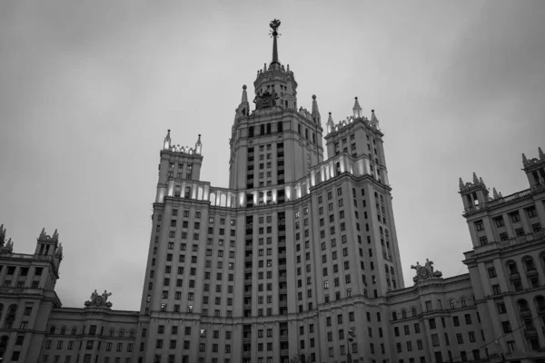 Moskova 'daki Kotelnicheskaya Embankment' ta bir gökdelen. Sokak fotoğrafı.