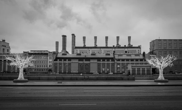Moskova Nehri 'nin seti. Eski fabrika. Sokak fotoğrafı.