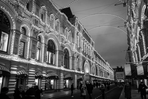 Akşamları GUM 'un yanında yürü. Sokak fotoğrafı.