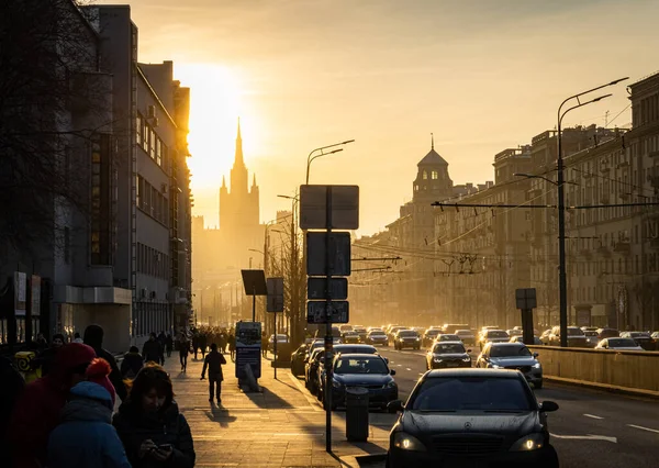 Moskova 'da Garden Ring' de günbatımı. Sokak fotoğrafı.