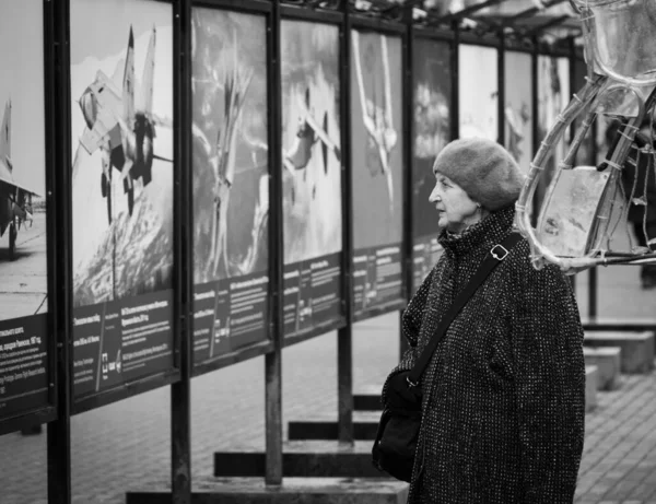 那位老妇人正在看莫斯科市中心的阿尔巴特号上的展览 街头照片 — 图库照片