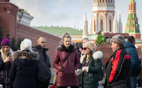 Yorgun turistler Moskova 'daki Kızıl Meydan' da bir rehberi dinliyorlar. Sokak fotoğrafı.