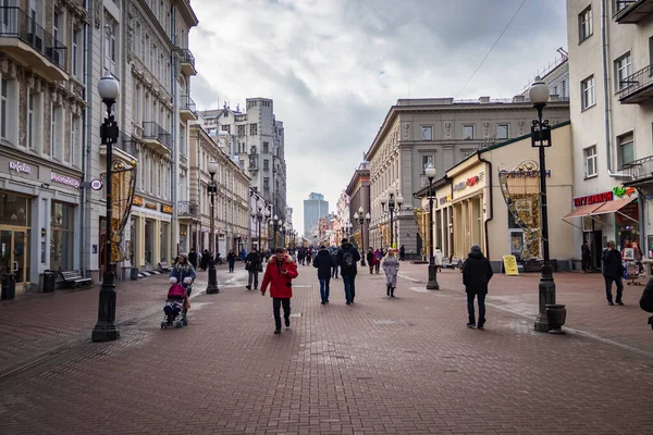 Serin bir bahar gününde Arbat Caddesi 'nde. Sokak fotoğrafı.