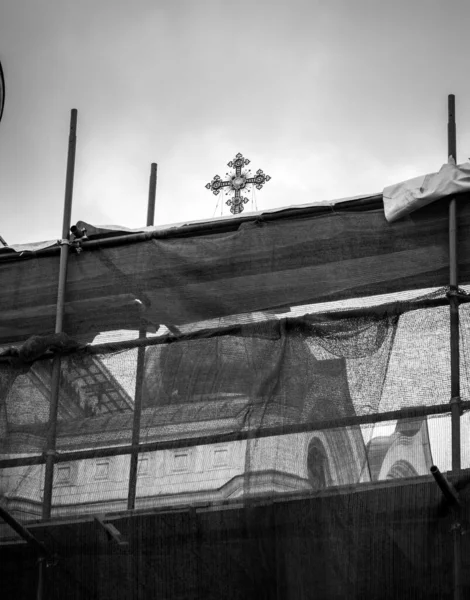 Kilisenin etrafındaki iskeleye. Moskova 'daki Kurtarıcı İsa Katedrali' nin yeniden inşası. Sokak fotoğrafı.