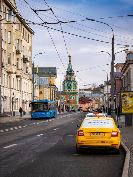 Bolshaya Polyanka Caddesi. Moskova 'nın merkezi. Sokak fotoğrafı.
