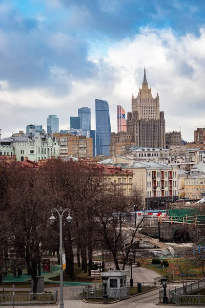 Uitzicht Stad Stalin Wolkenkrabber Vanaf Brug Moskou Straatfoto — Stockfoto