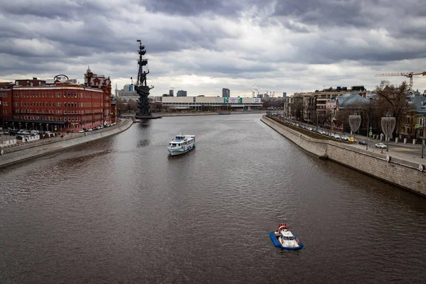 Vista Del Río Moscú Isla Baltschug Desde Puente Monumento Pedro — Foto de Stock