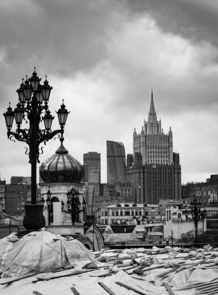 Moskova 'daki Kurtarıcı İsa Katedrali' nin restorasyonu Stalin 'in gökdelenlerinin arka planına karşı. Sokak fotoğrafı.