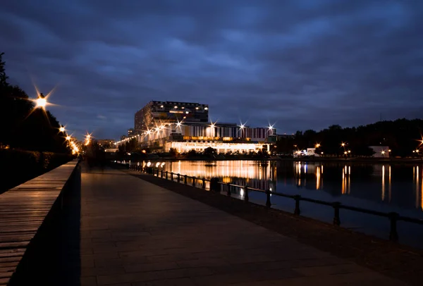 Ostankino televizyon merkezi, Ostankino göletleri. Moskova, Rusya, sokak fotoğrafı.