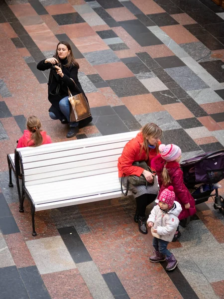 Батьківщина Червона Площа Гум Москва Діти Ходять Батьками Street Photo — стокове фото