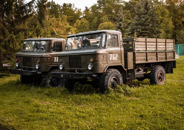 Paintball oynamak için Moskova Bölgesi, Rusya 'daki bir eğitim sahasında askeri arabalar var. 2019 yazı..