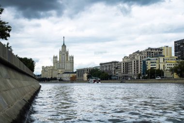 Moskova nehri manzarası ve Moskova 'daki Kotelnicheskaya seti. 2019 yazı..