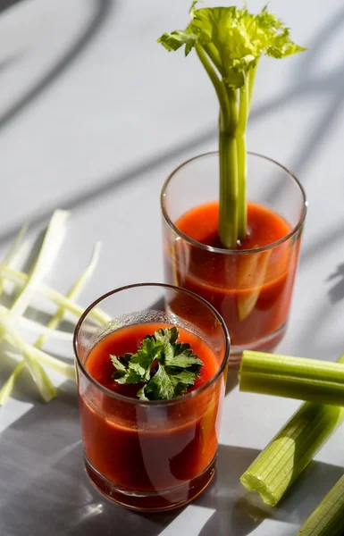 Tomatensaft Mit Kräutern Auf Dem Tisch — Stockfoto