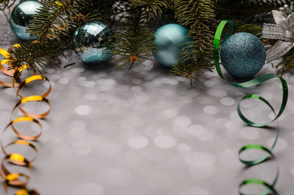 蛇形球和树枝的圣诞构图5 — 图库照片