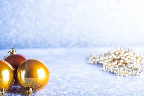 Kerstcompositie Met Gouden Bal Grijze Achtergrond — Stockfoto