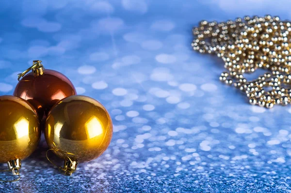 Kerstcompositie Met Gouden Bal Grijze Achtergrond10 — Stockfoto