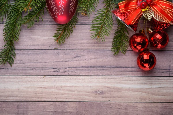 Kompozycja Świąteczna Gałęzie Choinkowe Kulki Tle — Zdjęcie stockowe