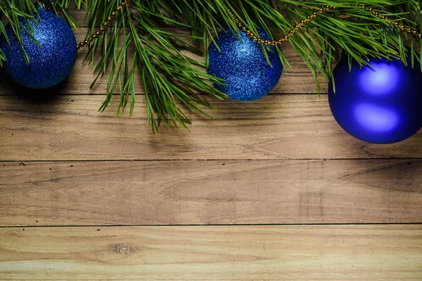 Kerstcompositie Felicitatiekaart Ballen Takken Serpentijn Kerstspeelgoed Achtergrond10 — Stockfoto