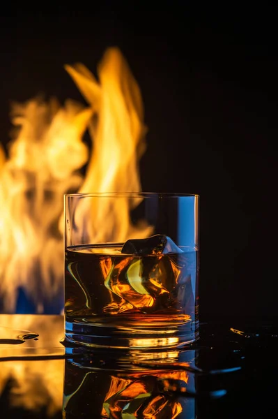 Feu Glace Whisky Sur Fond Noir8 — Photo